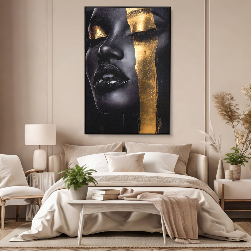 Tablou canvas cu tablou canvas cu chip de femeie, in rama de aluminiu negru, pe perete intr-un dormitor